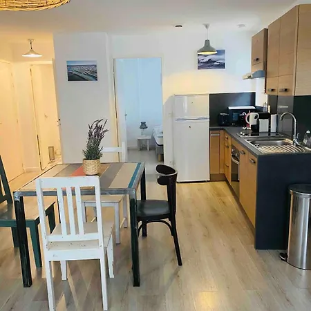 Cozy Located In The Heart Of The Village *